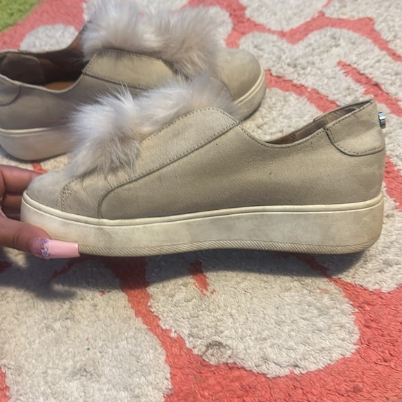 Steve Madden tan shoes with fur pom Pom - Picture 6 of 12